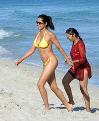 padma lakshmi in bikini (34).jpg