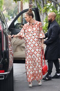 Jennifer_Lopez_out_for_lunch_in_West_Hollywood_06-10-2023__5_.jpg