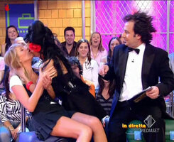 Alessia MArcuzzi bacio con donna.jpg