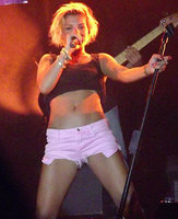 emma-marrone-hot-shorts-rosa-concerto-rosolina-mare-saro-libera-tour-estate-2012-3.jpg
