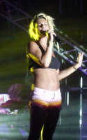 emma-marrone-hot-shorts-rosa-concerto-rosolina-mare-saro-libera-tour-estate-2012-7.jpg