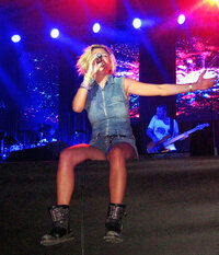 emma-marrone-hot-concerto-saro-libera-tour-2012-3.jpg