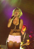 emma-marrone-hot-shorts-rosa-concerto-rosolina-mare-saro-libera-tour-estate-2012-15.jpg